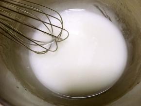 用蛋抽快速搅拌至乳化状态