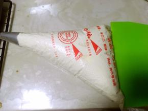 用刮板将奶油推均匀