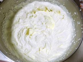 淡奶油加糖粉打发出清晰纹路，倾斜打蛋盆不流动即可