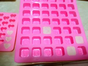 将调好颜色的巧克力倒入模具，我用的心形跟love几个字母