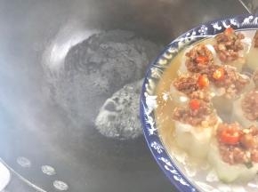 再取净锅置火上，将冬瓜酿肉里的汤汁倒入锅中