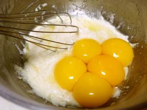 蛋黄加入到面糊中