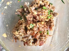 拌匀上劲，腌制入味