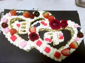 用剩下的淡奶油将空白处填满