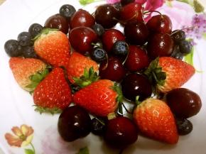 水果跟鲜花洗干净，滤干水分备用