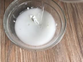 备一小碗，加入淀粉和清水，拌匀