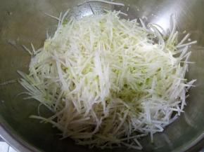 萝卜用擦丝器擦细丝