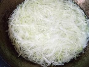 烧一锅开水，放萝卜丝下去焯2-3分钟