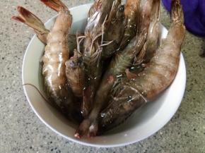 先把虾拿出来解冻，泡上木耳