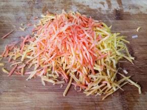 胡萝卜也擦细丝，焯个1-2分钟即可
