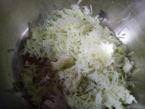 泡好的萝卜捞出来攥干水分，放在案板上用刀粗粗剁几下就行，剁成没有特别长的丝就可以