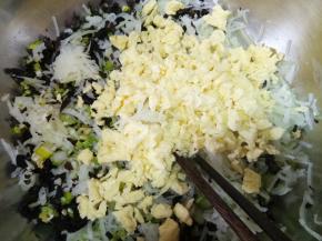 炒两个鸡蛋，炒的时候用铲子在锅里切碎一点