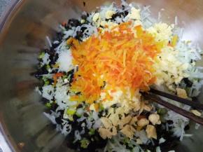 胡萝卜粗粗剁几下，切点葱末放进去