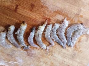 虾去壳去虾线，切成拇指甲盖大小的丁