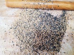 芝麻用擀面杖压碎