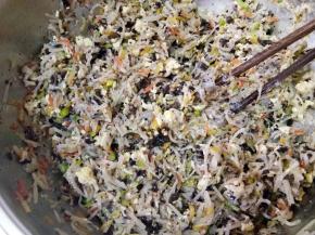 馅里放色拉油、芝麻油、盐调和均匀