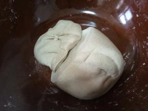 趁泡萝卜的功夫来和面