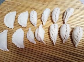 包饺子，啥形状都有，捏花的几个是给娃包的糖的