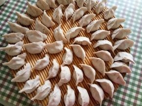 这一盖帘包的挤饺子