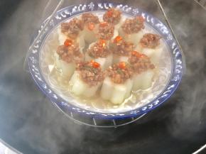 把蒸好的冬瓜酿肉，用万能夹夹出锅