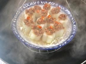 把蒸好的冬瓜酿肉，用万能夹夹出锅