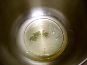 容器内倒入乳清跟玉米油，没有乳清可以用牛奶或者清水