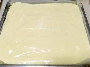 再用刮棒将表面刮平正