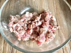 将肉末放入碗中