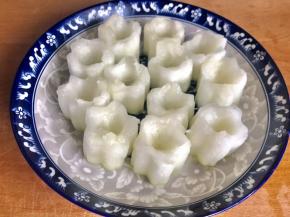 用挖球器或者小茶匙，将冬瓜瓤的一面挖出小窝窝，摆入盘中