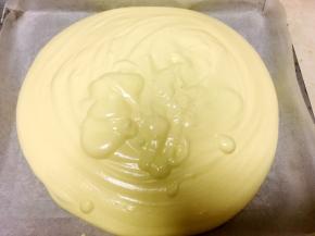 我用的30升烤箱自带的烤盘，烤盘铺油纸，将翻拌好的面糊倒入模具内