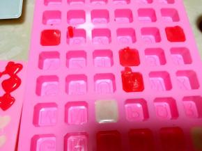 将调好的颜色倒入模具，我这次倒入的是520跟L，剩下的全部倒入心形模具内