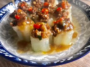 将拌匀后的芡汁淋在冬瓜酿肉上即可