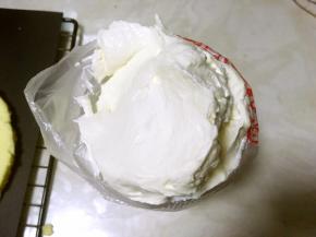 之后装入裱花袋，我用的中号跟小号圆形裱花嘴