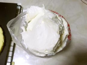 之后装入裱花袋，我用的中号跟小号圆形裱花嘴