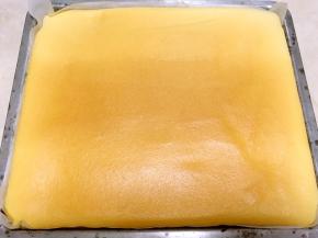 入烤箱150度烤35分钟，表面上色即可，出炉凉透后撕掉油纸