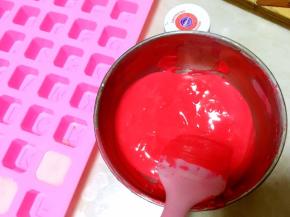 剩下的巧克力加红色色膏，调成深红色，巧克力凝固可以隔水加热一会