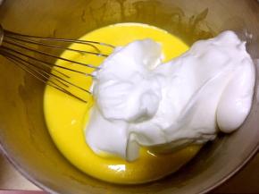 取三分之一打发好的蛋白，加入到蛋黄糊中，用蛋抽翻拌均匀