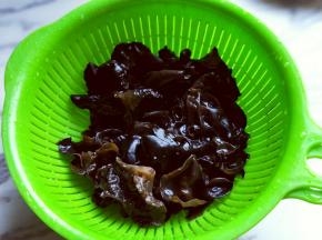 干木耳冷水泡发。