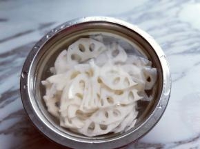 莲藕去皮洗干净切片，用冷水浸泡备用。