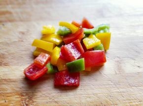 彩椒洗干净切小块。