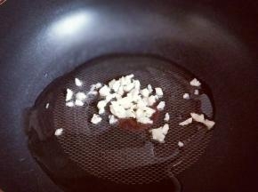 起油锅加入切好的蒜炒香。