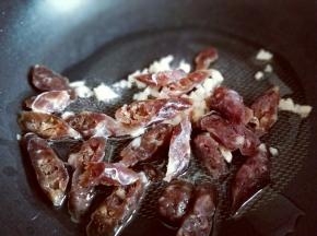 加切好的肠煸炒。