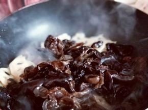 加入泡发的黑木耳，加少量水。