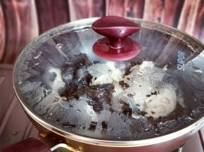 盖上盖子，中小火2-3分钟。