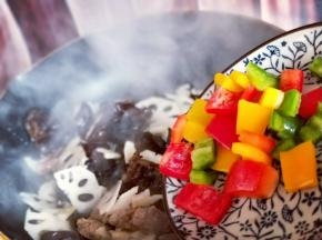 加入彩椒，翻炒均匀2分钟后关火。