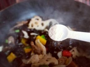 加入鸡粉翻均匀。