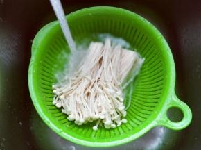 用冷水冲洗干净。