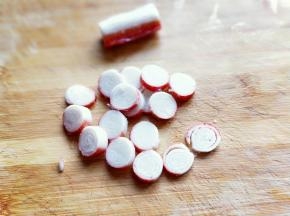 蟹肉棒去掉外皮，切片。