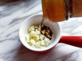 蒜去皮切碎，装入器具中，加入生抽。