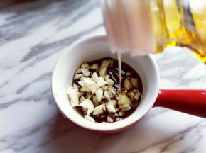 再加入芝麻油。